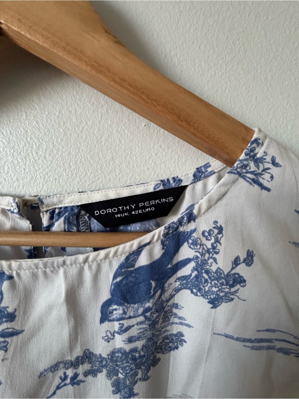Dorothy Perkins White Top with Blue Toile Print - Picture 3 of 12